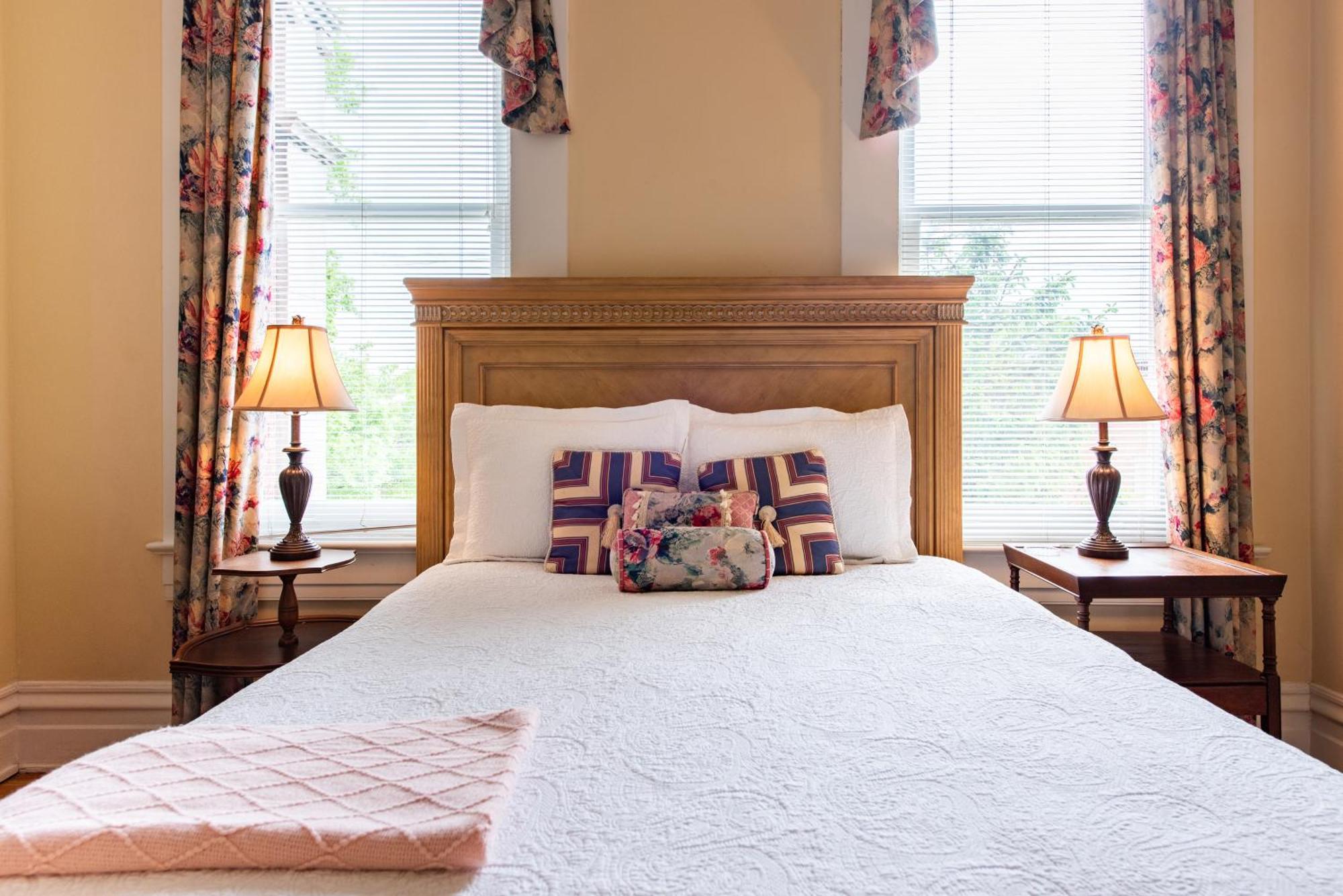 Dupont Mansion Bed & Breakfast Луисвил Стая снимка