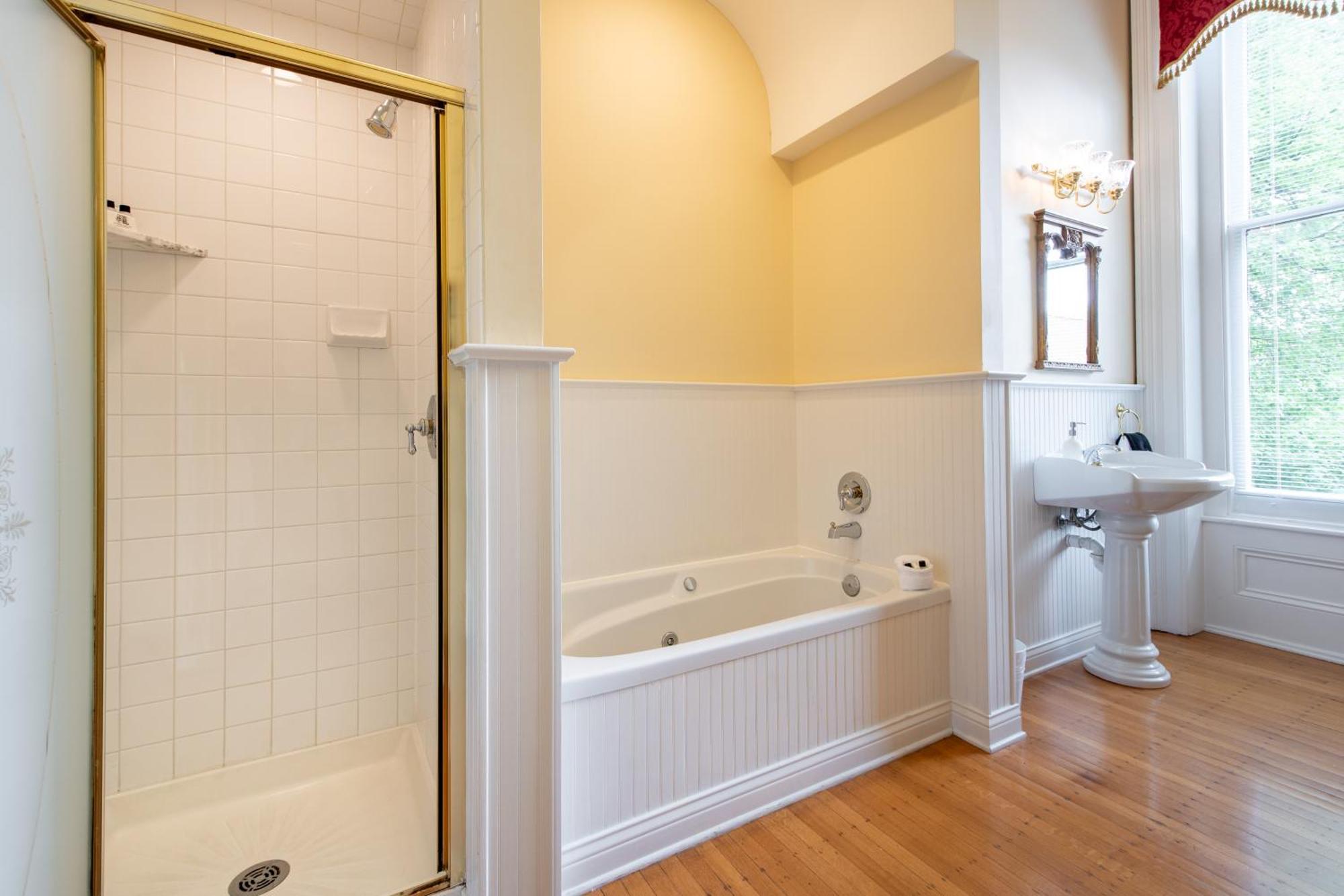 Dupont Mansion Bed & Breakfast Луисвил Стая снимка