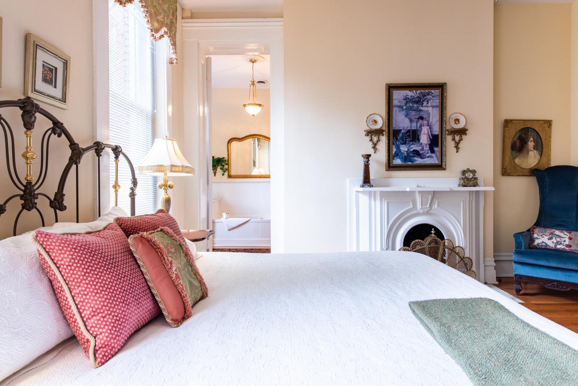 Dupont Mansion Bed & Breakfast Луисвил Стая снимка