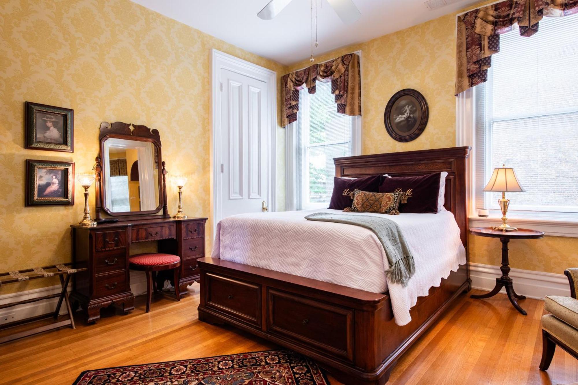 Dupont Mansion Bed & Breakfast Луисвил Стая снимка