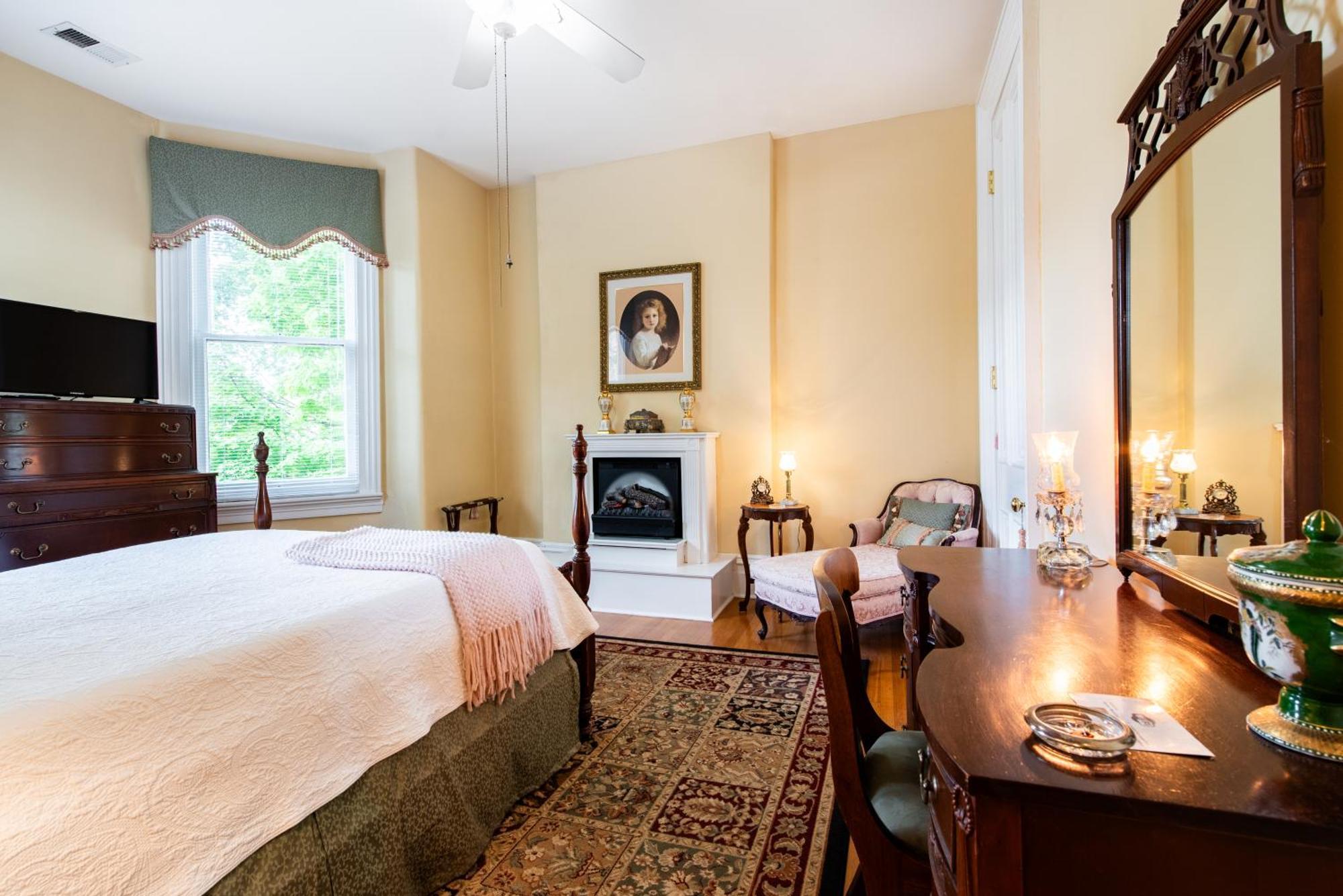 Dupont Mansion Bed & Breakfast Луисвил Стая снимка