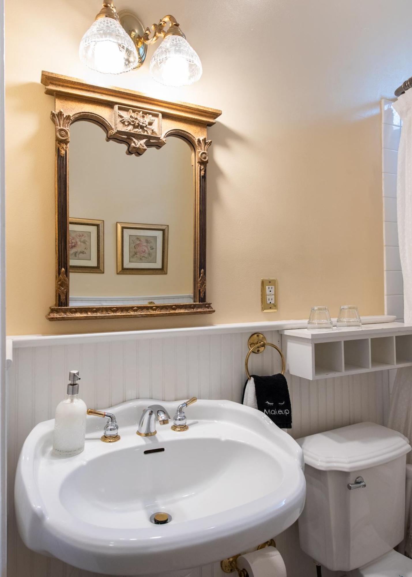 Dupont Mansion Bed & Breakfast Луисвил Стая снимка